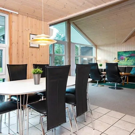 Three-bedroom Holiday In 13 * Oksbøl