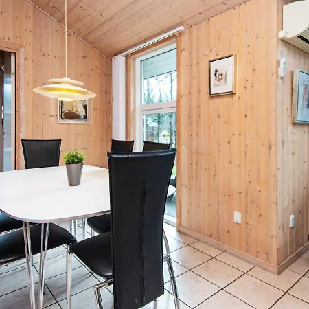 Three-bedroom Holiday In 13 *