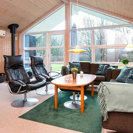 Three-bedroom Holiday In 13 Oksbøl