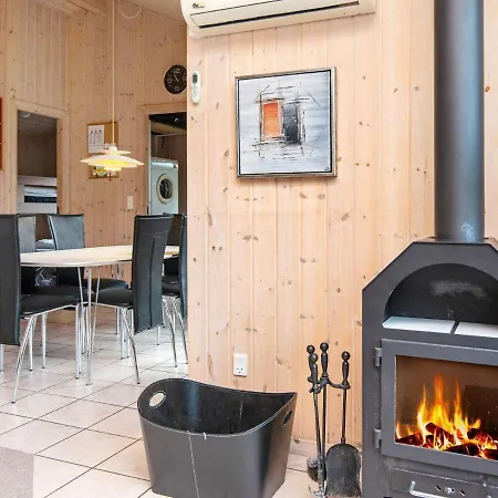 Three-bedroom Holiday In 13