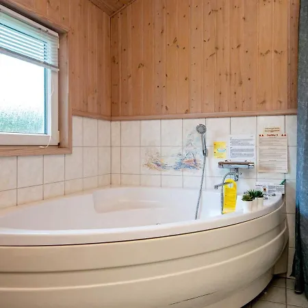 Three-bedroom Holiday In 13 * Oksbøl