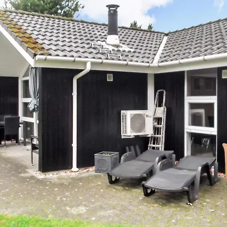 Three-bedroom Holiday In 13 Oksbøl