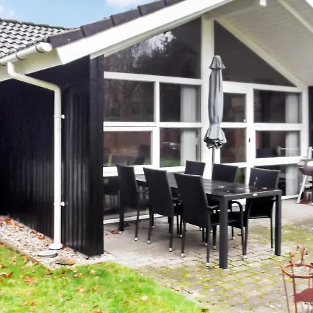 Three-bedroom Holiday In 13